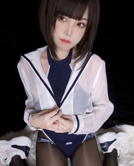 老头边吃奶边弄进去呻吟的视频
